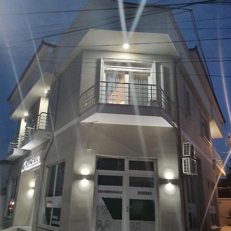 Ajilin Hotel Rooms Корча Екстериор снимка