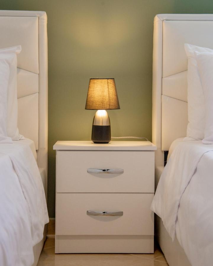 Ajilin Hotel Rooms Корча Екстериор снимка