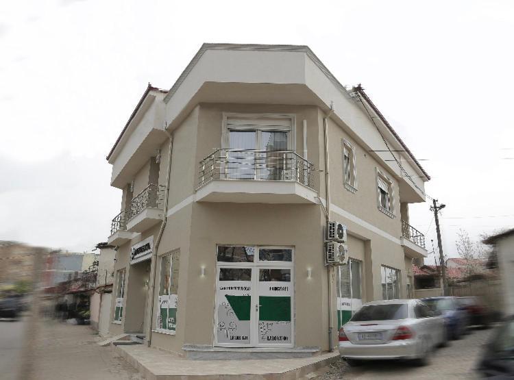 Ajilin Hotel Rooms Корча Екстериор снимка
