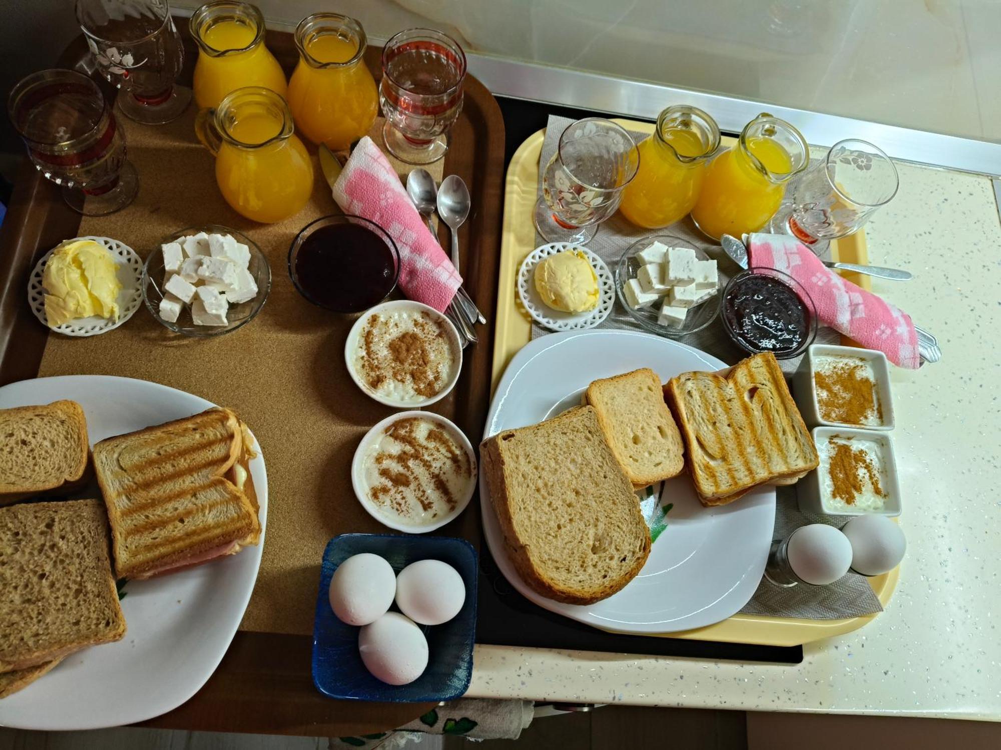 Ajilin Hotel Rooms Корча Екстериор снимка